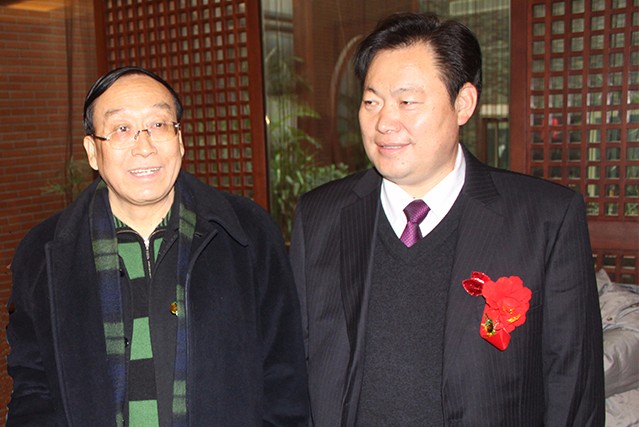 中國老齡事業(yè)基金會(huì)會(huì)長、民政部原副部長李寶庫與貴友集團(tuán)董事局主席張金洲合影